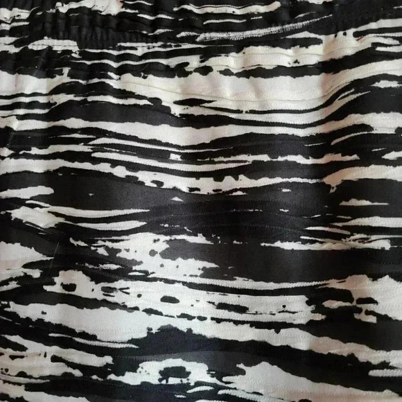 Black and white Scrunchy mini skirt size 5  Reitmans - Picture 3 of 6